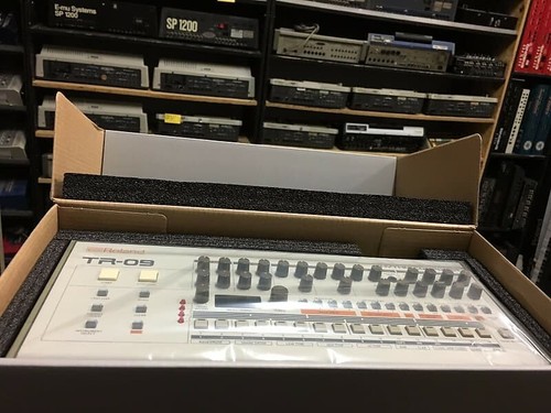 Roland rhythm performer - tr-09,